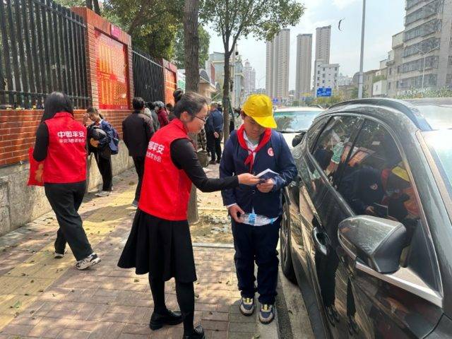 平安产险福清中心支公司：学习雷锋好榜样青春力量伴我行第3张