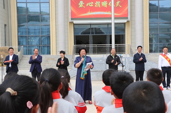 广东人家社会工作发展服务中心一行到甘肃南梁列宁学校举行捐赠活动