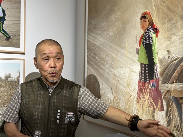 纪实摄影展还原感人“脱贫故事” ——摄影展《拾年——达里雅博依．沿河而徙 刘辉影像作品展》广东台山开幕第2张