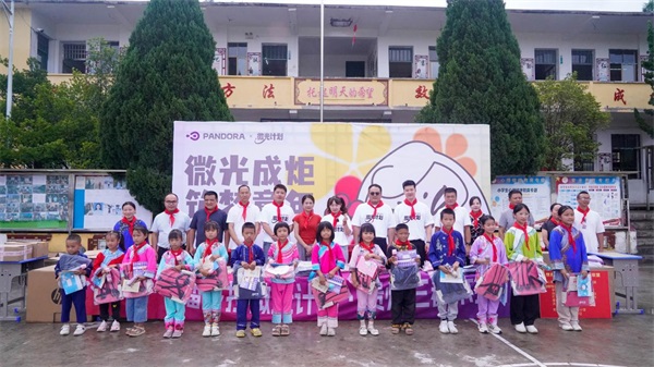 潘多拉饮食集团践行社会责任，公益助学走进贵州乡村小学第3张