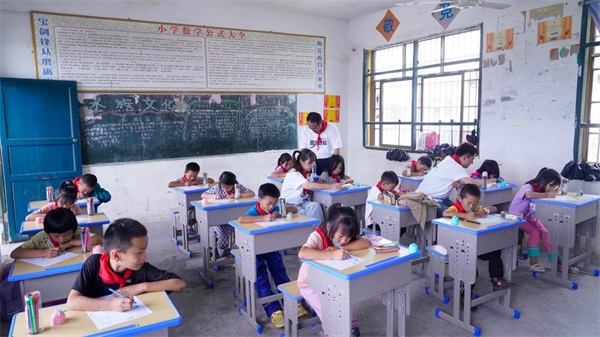 潘多拉饮食集团践行社会责任，公益助学走进贵州乡村小学第4张