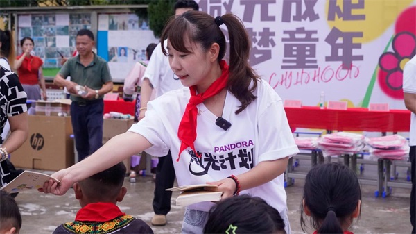 潘多拉饮食集团践行社会责任，公益助学走进贵州乡村小学第8张