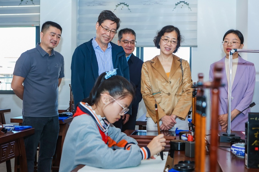 捐赠智慧书法教室,传承文化薪火——福建奔驰“启明星计划”走进三明市尤溪县第4张