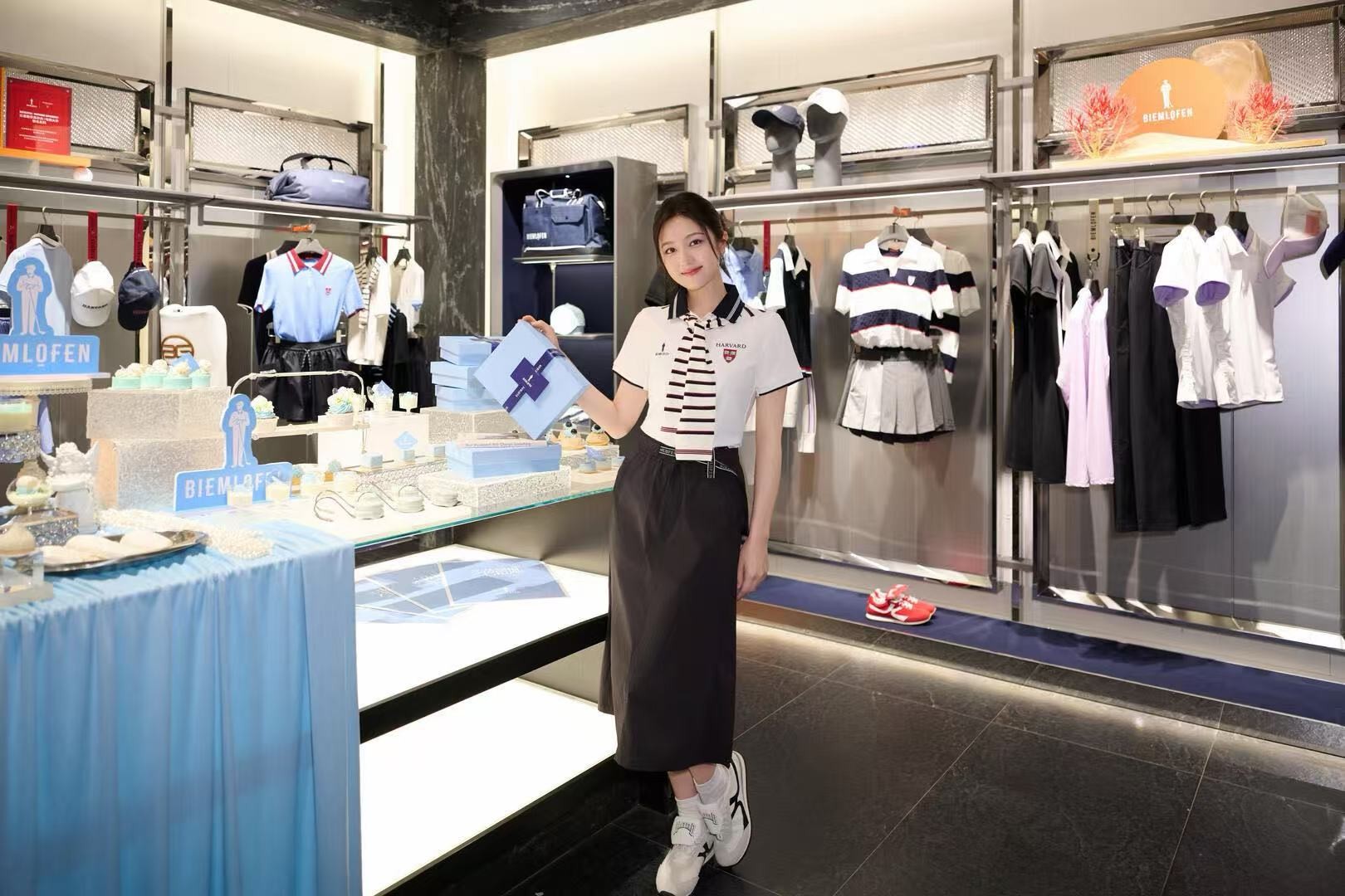 奔赴长安·兰色智域|5.31李兰迪亮相比音勒芬高尔夫西安万象城,解锁高智感雅致风尚第2张