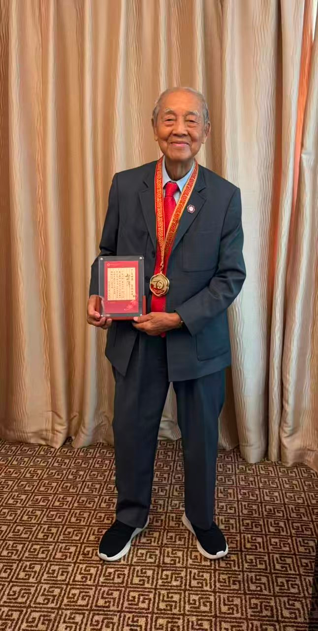 广东江门籍新加坡侨胞薛荣炘荣获“广交世界70年”纪念徽章与证书第1张